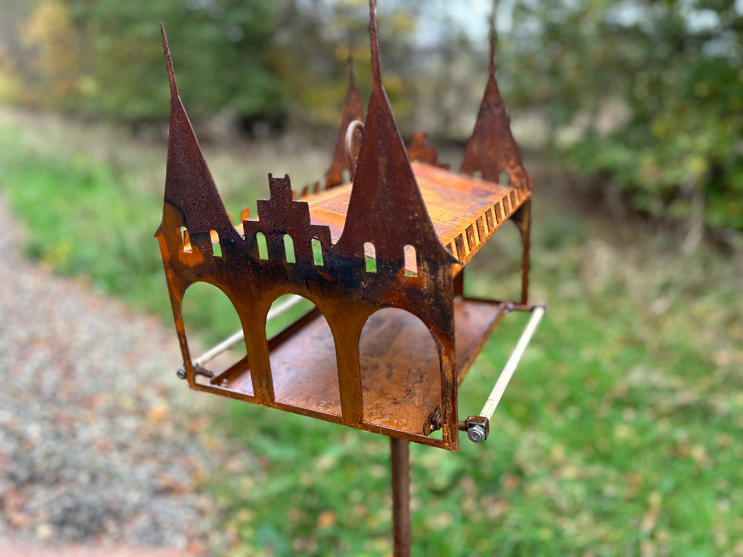 SCHLOSS Vogelhäuschen Vogelfutterhäuschen Vogelhaus Mega cool Handarbeit aussergewöhnlich