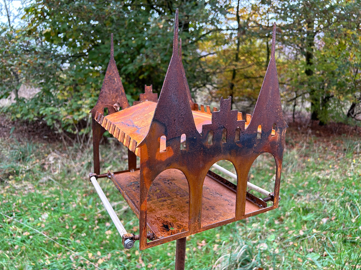 SCHLOSS Vogelhäuschen Vogelfutterhäuschen Vogelhaus Mega cool Handarbeit aussergewöhnlich