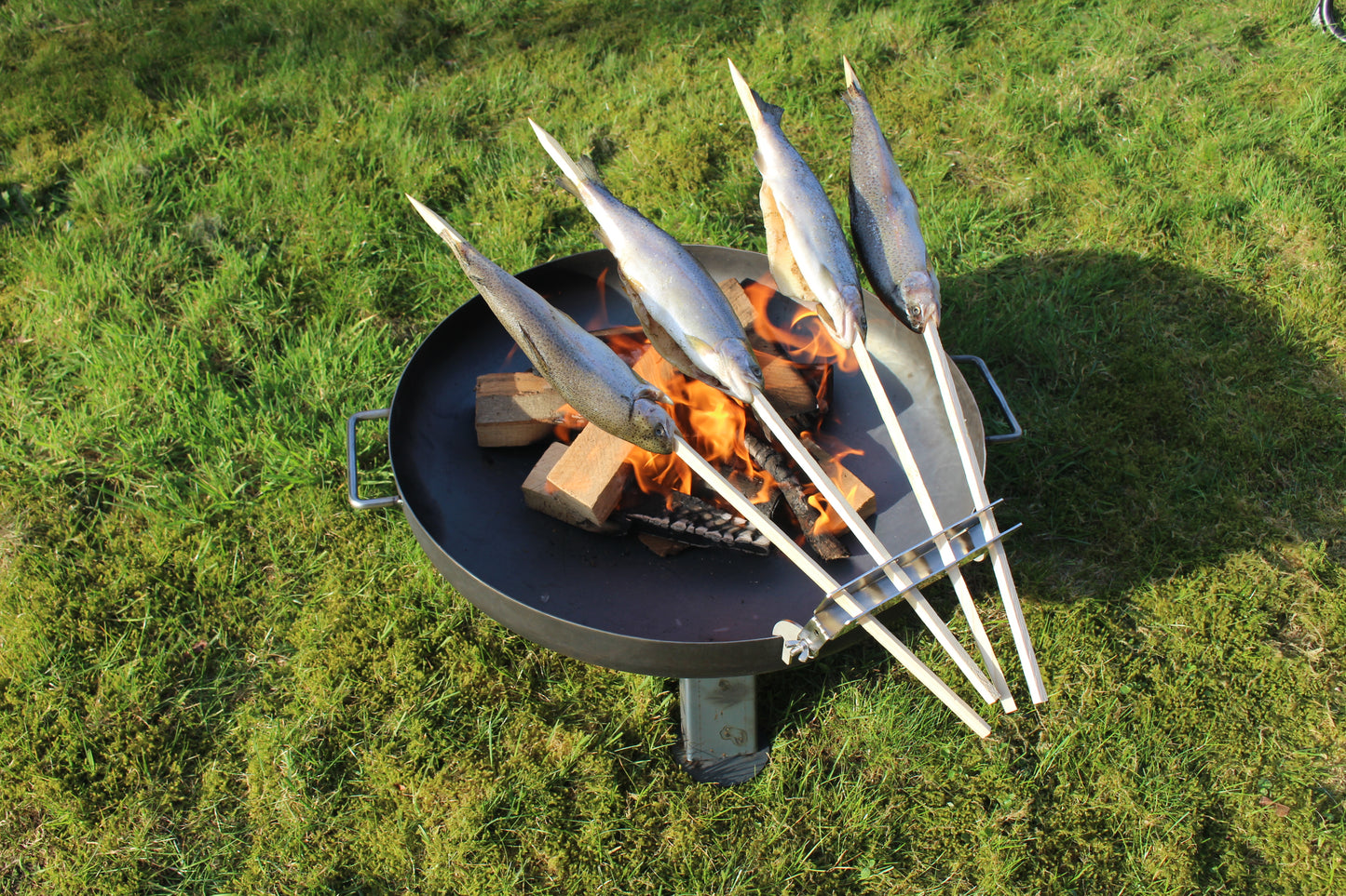 Flammlachs Bretthalter und Steckerlfischhalter in einem - LEO - Der Multihalter