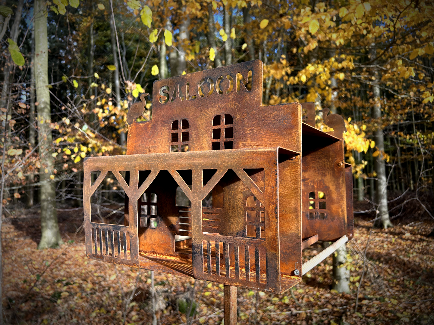 SALOON Vogelhäuschen Vogelfutterhäuschen Vogelhaus Mega cool Handarbeit aussergewöhnlich