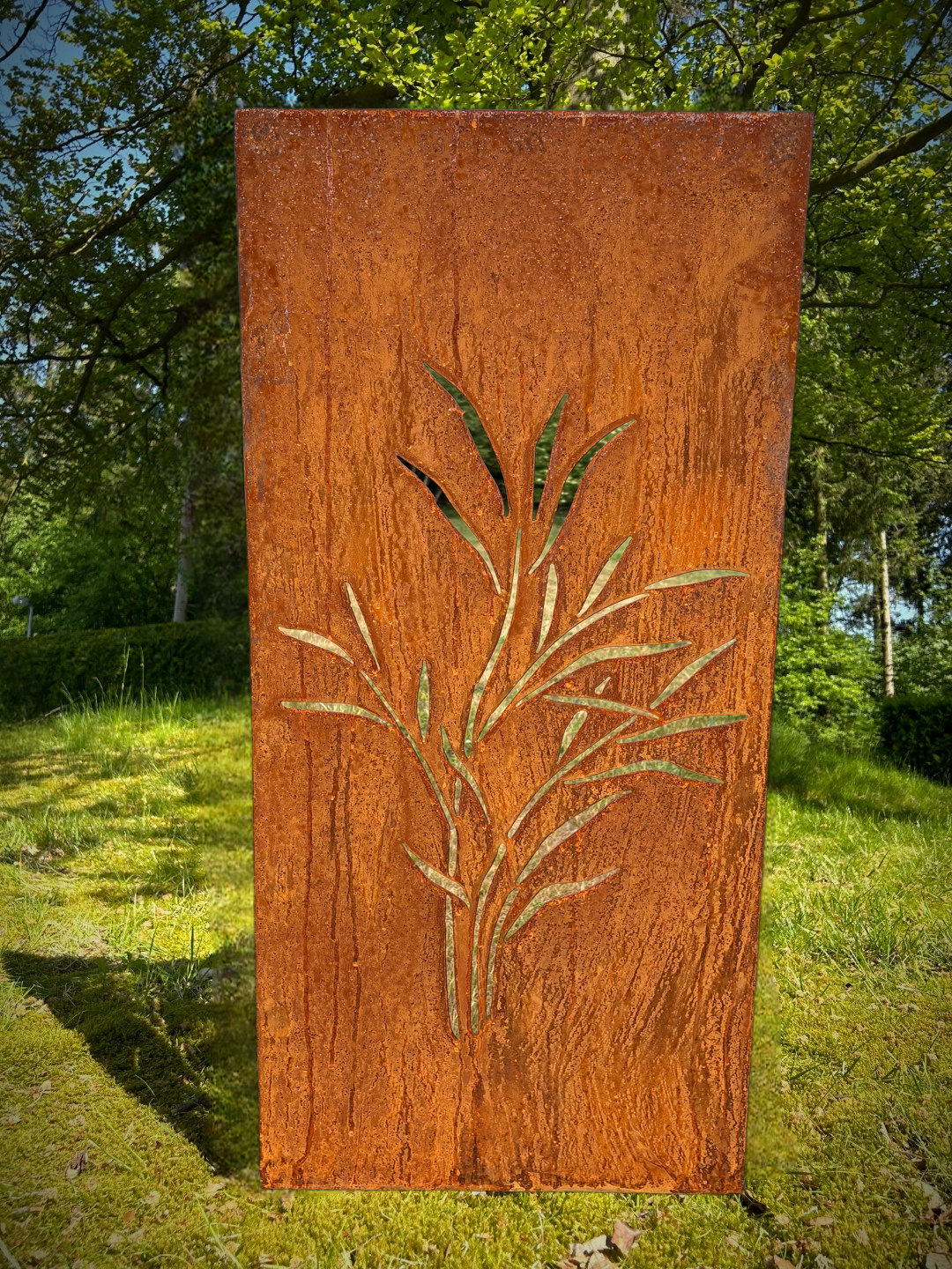 Hingucker Stele Sichtschutz Strauch